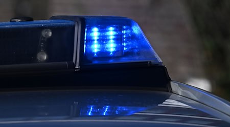Per eCall wird die Polizei vom Smartphone selbst zum Einsatzort gerufen. (Symbolbild) / Foto: Bernd Weißbrod/dpa