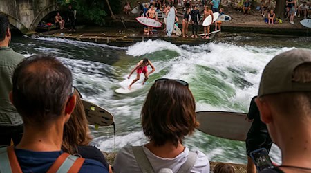 Wellensurfen mitten in München - das soll bald wieder möglich sein, hoffen Freistaat und Stadt. (Archivbild) / Foto: Peter Kneffel/dpa