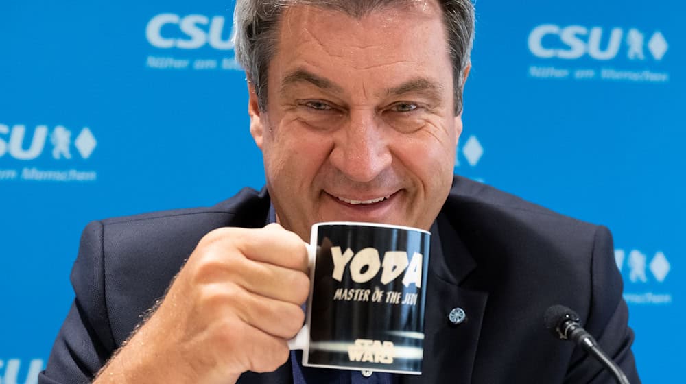 Markus Söder - hier mit «Yoda»-Tasse auf einem Bild aus dem Jahr 2022 - hat zum Star-Wars-Tag gegrüßt. (Archivbild) / Foto: Sven Hoppe/dpa