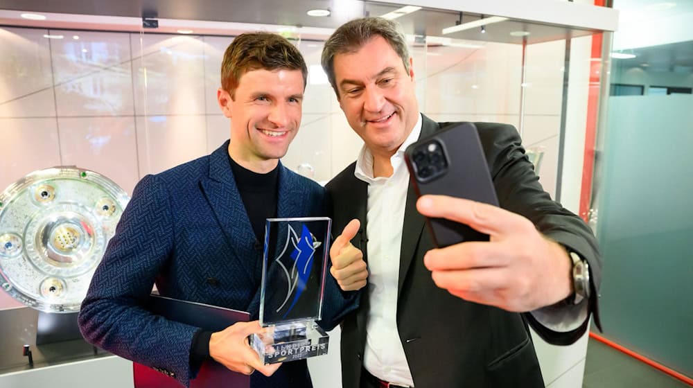 Bayerns Ministerpräsident Markus Söder sieht Thomas Müller als idealen Bayern-Präsidenten. / Foto: Joerg Koch/Bayerische Staatskanzlei/dpa