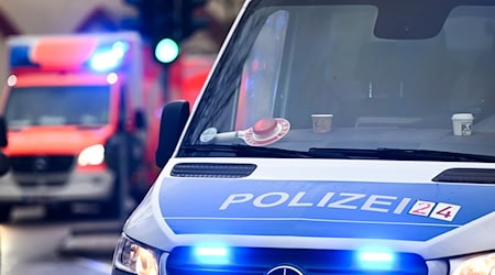 Der Rettungswagen bringt die beiden Teenager in eine Klinik, während die Polizei die Unfallstelle absichert. (Symbolbild) / Foto: Jens Kalaene/dpa