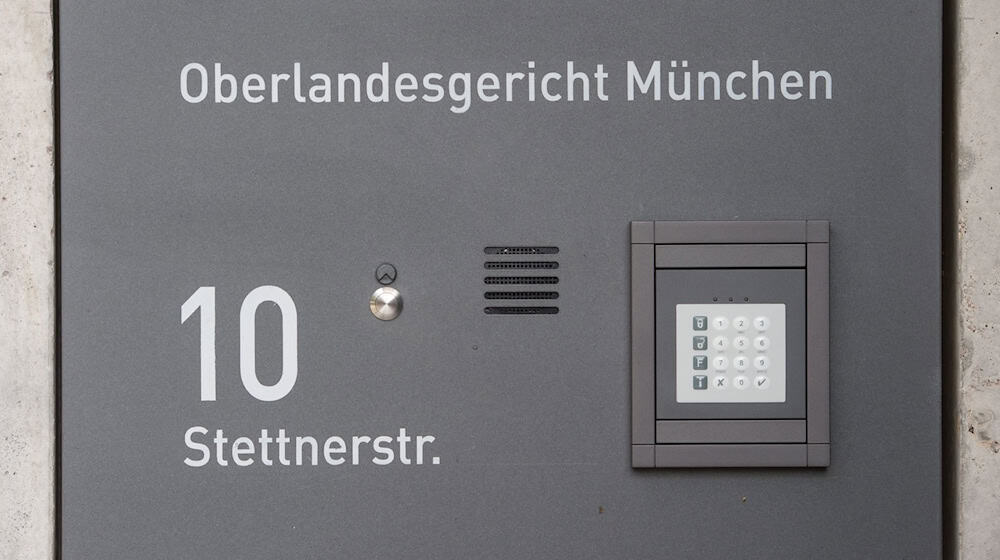 Am Oberlandesgericht beginnt der Prozess gegen die drei Männer / Foto: Tobias Hase/dpa
