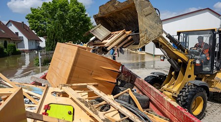 Nach dem Hochwasser Mitte 2024 in Bayern wird Sperrmüll entsorgt. (Archivbild) / Foto: Stefan Puchner/dpa