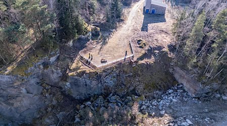 Den ehemaligen Steinbruch in die KZ-Gedenkstätte Flossenbürg zu integrieren und die Gedenkstätte somit weiterzuentwickeln, ist eine der Maßnahmen zur Stärkung der Erinnerungskultur in Bayern. (Archivbild) / Foto: Armin Weigel/dpa