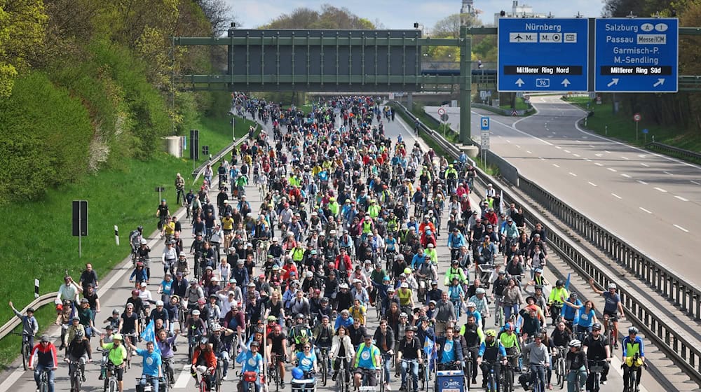 Schon 2023 waren zahlreiche Radler bei der ADFC-Sternfahrt auf der A96 unterwegs. (Archivbild)  / Foto: Karl-Josef Hildenbrand/dpa
