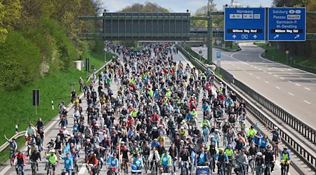 Schon 2023 waren zahlreiche Radler bei der ADFC-Sternfahrt auf der A96 unterwegs. (Archivbild)  / Foto: Karl-Josef Hildenbrand/dpa