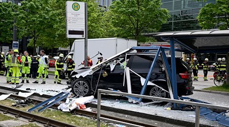 Ein Autofahrer war am 7. Mai in eine Straßenbahn-Haltestelle nahe der Donnersbergerbrücke gefahren. (Archivbild) / Foto: Felix Hörhager/dpa