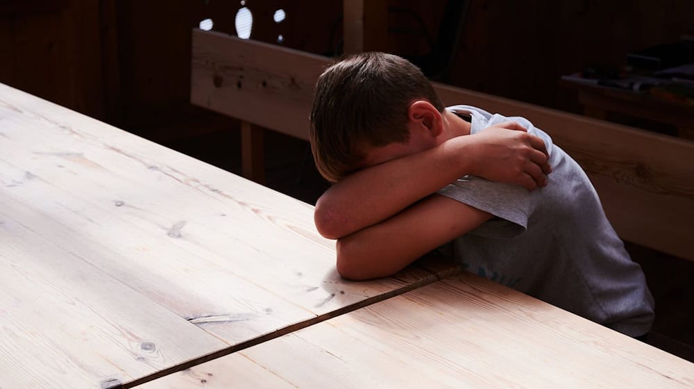 Viele Kinder sind einsam - umso öfter, wenn sie getrennte Eltern haben oder die Familie wenig Geld hat. (Symbolbild) / Foto: Annette Riedl/dpa