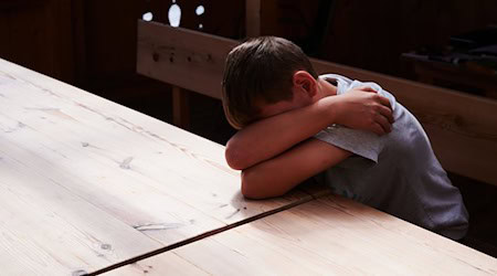 Viele Kinder sind einsam - umso öfter, wenn sie getrennte Eltern haben oder die Familie wenig Geld hat. (Symbolbild) / Foto: Annette Riedl/dpa
