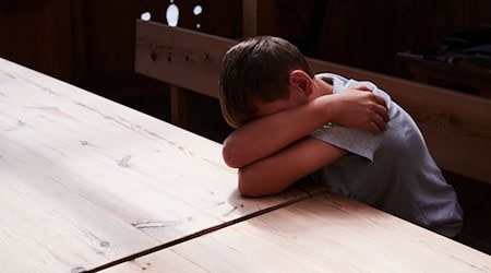 Viele Kinder sind einsam - umso öfter, wenn sie getrennte Eltern haben oder die Familie wenig Geld hat. (Symbolbild) / Foto: Annette Riedl/dpa