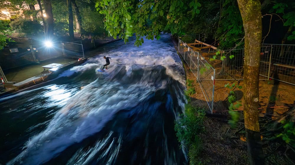 In den frühen Morgenstunden war ein Surfer mit seinem Brett auf der gesperrten Welle.  / Foto: Peter Kneffel/dpa