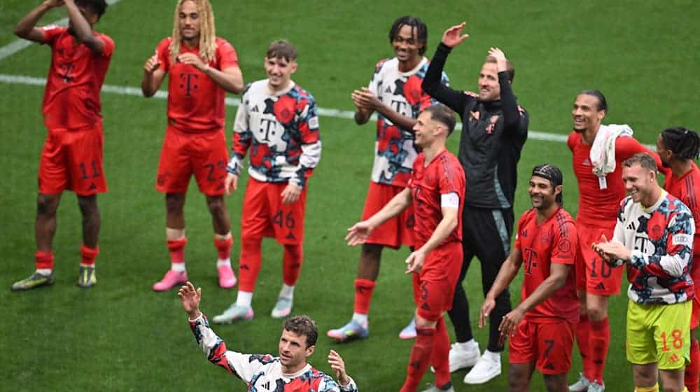 In Leipzig feierten die Bayern-Spieler noch verhalten. / Foto: Hendrik Schmidt/dpa