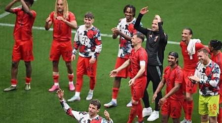 In Leipzig feierten die Bayern-Spieler noch verhalten. / Foto: Hendrik Schmidt/dpa