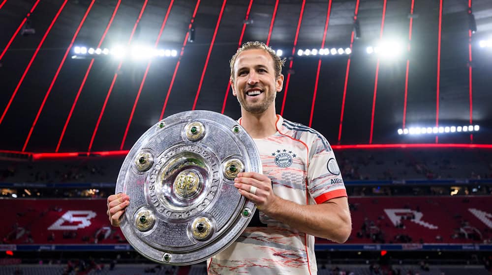 Harry Kane mit der Meisterschale. / Foto: Tom Weller/dpa