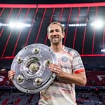 Harry Kane mit der Meisterschale. / Foto: Tom Weller/dpa