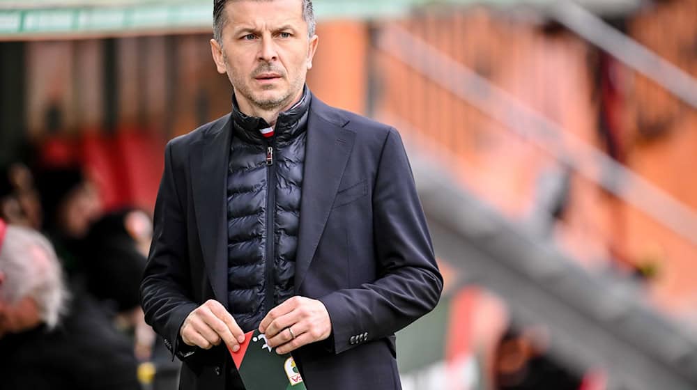 Marinko Jurendic und der FC Augsburg geben einem Torwarttalent einen Profi-Vertrag. / Foto: Harry Langer/dpa