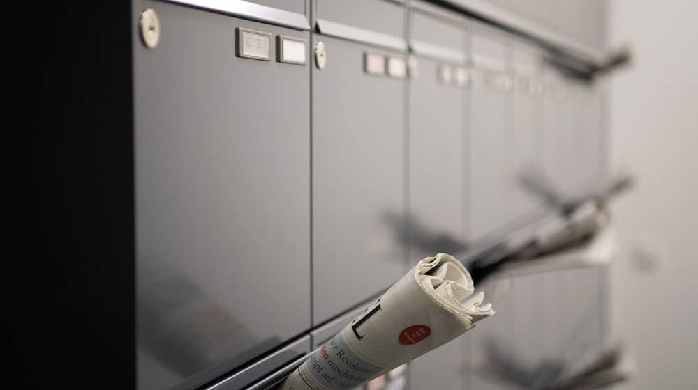 Seit Tagen belästigt ein Unbekannter die Frau - diesmal mit einer toten Taube im Briefkasten. (Symbolbild) / Foto: Soeren Stache/dpa