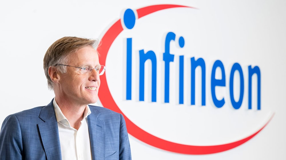 Infineon-Chef Jochen Hanebeck muss die Umsatzprognose wieder senken. (Archivbild) / Foto: Peter Kneffel/dpa