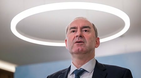Wirtschaftsminister Hubert Aiwanger fürchtet im Zuge des Handelskonflikts mit den USA schwere Schäden für die bayerische Wirtschaft. / Foto: Peter Kneffel/dpa