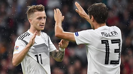 Kennen sich aus der Nationalmannschaft: Marco Reus und Thomas Müller. / Foto: Federico Gambarini/dpa