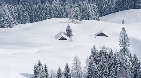 Winterräume in Hütten sollen Bergsportlern als sichere Unterkunft dienen, werden aber teils als Party-Spot missbraucht (Symbolbild). / Foto: Lino Mirgeler/dpa
