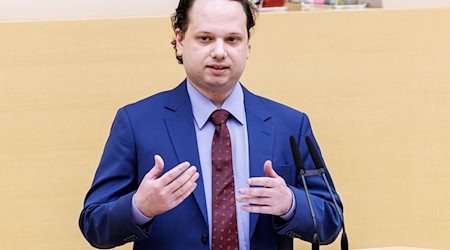 AfD-Politiker Rene Dierkes missbraucht nach Ansicht der Sicherheitsbehörden sein Landtagsmandat zum Kampf gegen die freiheitliche demokratische Grundordnung. (Archivbild) / Foto: Matthias Balk/dpa