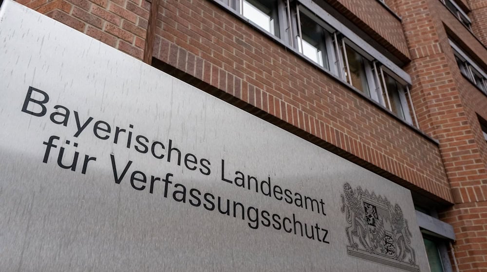 Nach Auffassung des Verfassungsschutzes gibt es Anhaltspunkte, dass sich die Gruppe mit ihrer politischen Zielsetzung gegen die freiheitliche demokratische Grundordnung richtet. (Symbolbild) / Foto: Peter Kneffel/dpa