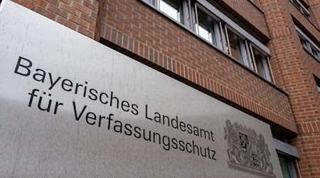 Nach Auffassung des Verfassungsschutzes gibt es Anhaltspunkte, dass sich die Gruppe mit ihrer politischen Zielsetzung gegen die freiheitliche demokratische Grundordnung richtet. (Symbolbild) / Foto: Peter Kneffel/dpa