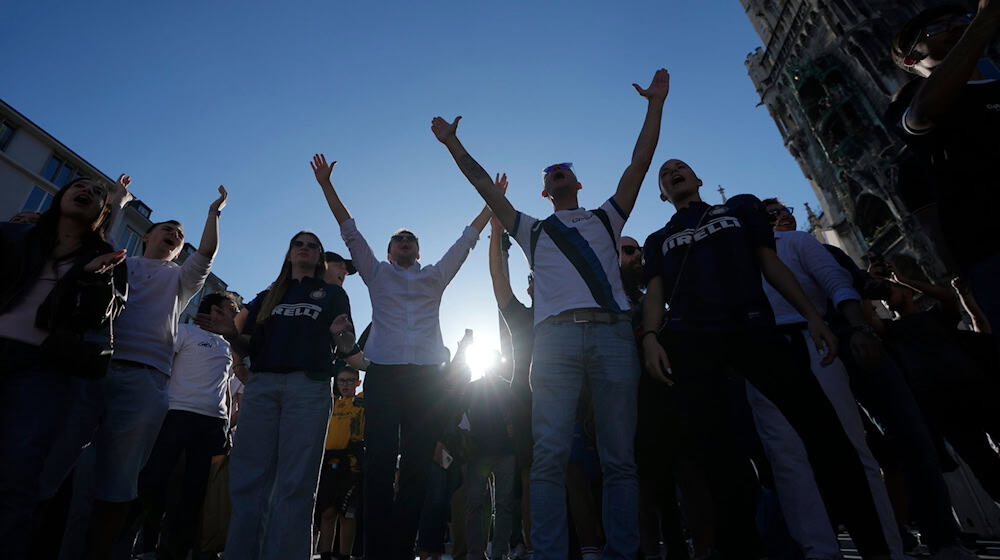 Immer mehr Fußballfans tummeln sich in München. / Foto: Markus Schreiber/AP/dpa