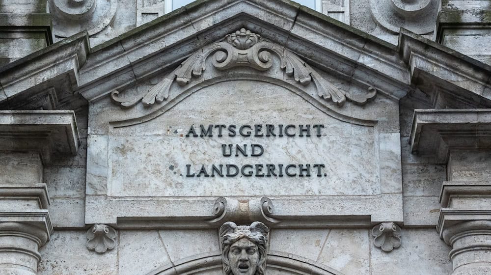 Vier Pflegekräften aus der Oberpfalz wird versuchter Mord an drei Senioren vorgeworfen. (Illustration) / Foto: Armin Weigel/dpa