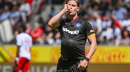 Dzenis Burnic macht den Babyjubel. / Foto: Armin Weigel/dpa