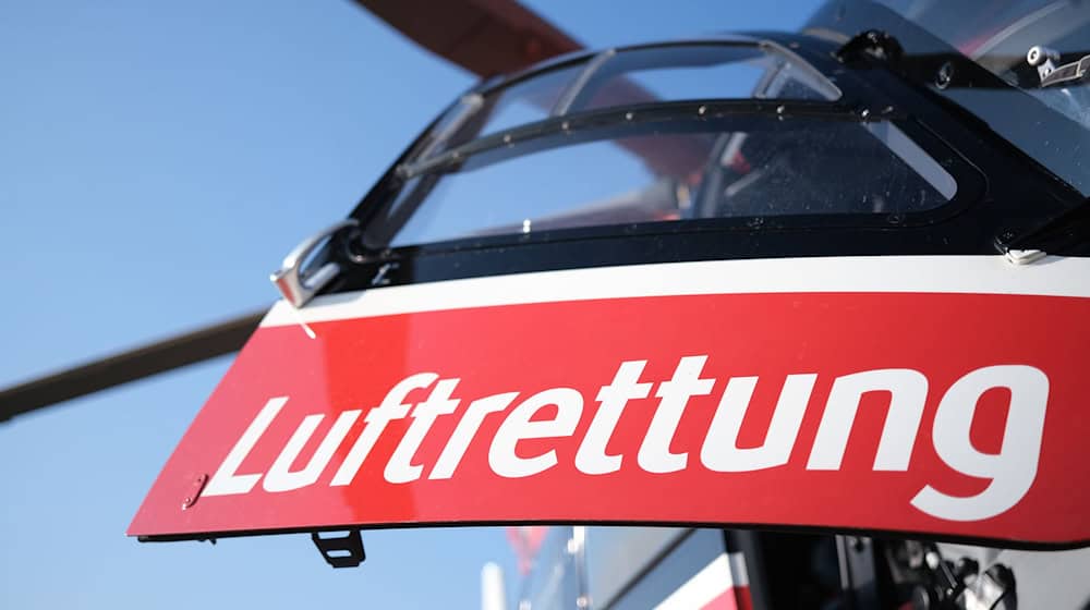 Ein Hubschrauber brachte einem Polizeisprecher zufolge eine verletzte Person ins Krankenhaus. (Symbolbild) / Foto: Bernd Weißbrod/dpa