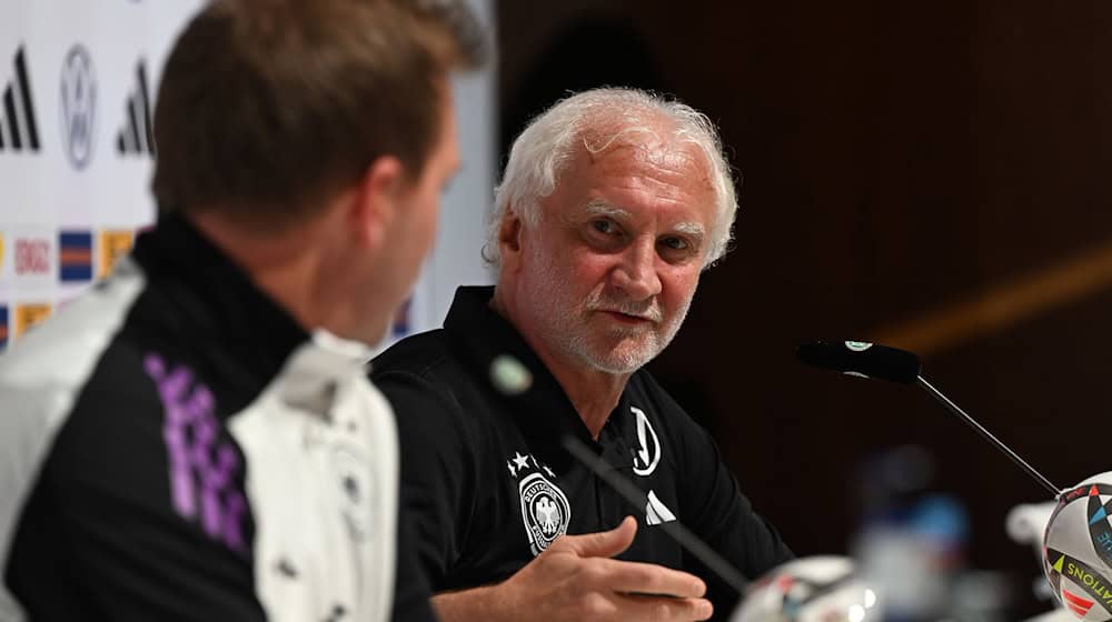 Homeground statt Allianz Arena: Bundestrainer Julian Nagelsmann (l) und Sportdirektor Rudi Völler schauen das Champions-League-Finale nicht vor Ort, sondern im Kreise der Nationalmannschaft. / Foto: Federico Gambarini/dpa