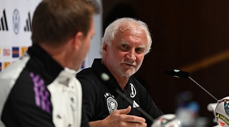 Homeground statt Allianz Arena: Bundestrainer Julian Nagelsmann (l) und Sportdirektor Rudi Völler schauen das Champions-League-Finale nicht vor Ort, sondern im Kreise der Nationalmannschaft. / Foto: Federico Gambarini/dpa