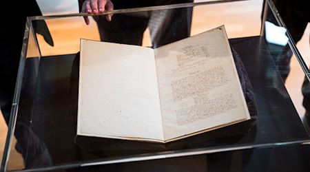 Die Handschrift wurde in London ersteigert - Kosten insgesamt: 140.000 Euro. / Foto: Daniel Vogl/dpa