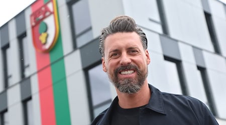Der neue Trainer Sandro Wagner posiert vor der Geschäftsstelle des FC Augsburg. / Foto: Karl-Josef Hildenbrand/dpa
