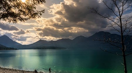 An den Alpen wird der Himmel bewölkt sein. / Foto: Peter Kneffel/dpa