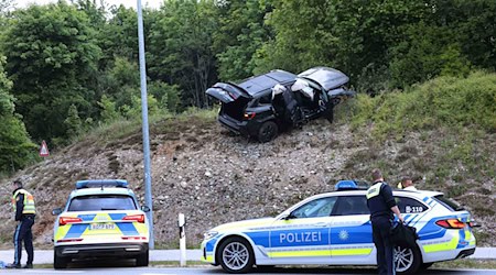 Die Flucht von drei mutmaßlichen Geldautomatensprengern aus Österreich endete mit einem Unfall in Bayern.  / Foto: Daniel Scharinger/APA/dpa