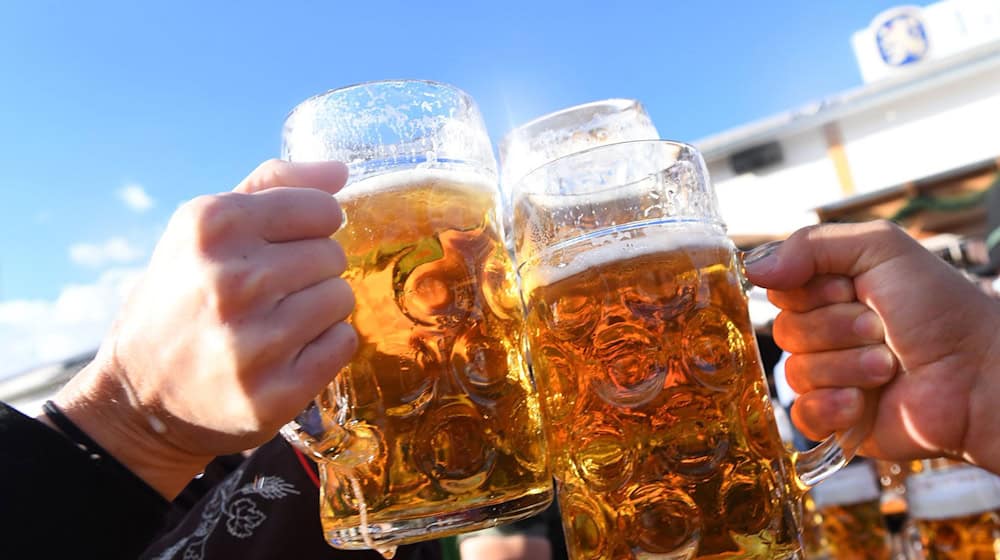 Kostet heuer bis zu 15,80 Euro: Die Wiesn-Maß. / Foto: Felix Hörhager/dpa