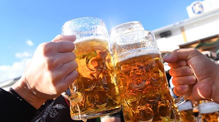 Kostet heuer bis zu 15,80 Euro: Die Wiesn-Maß. / Foto: Felix Hörhager/dpa