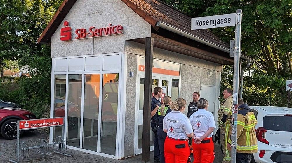 Die Feuerwehr befreite den Mann nach rund 15 Minuten. / Foto: -/Feuerwehr Hersbruck/dpa