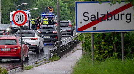 Kontrollstau bei der Einreise nach Österreich. Die IHK München und Oberbayern kritisiert die Folgen verschärfter Grenzkontrollen für die heimische Wirtschaft. (Archivbild)   / Foto: Peter Kneffel/dpa