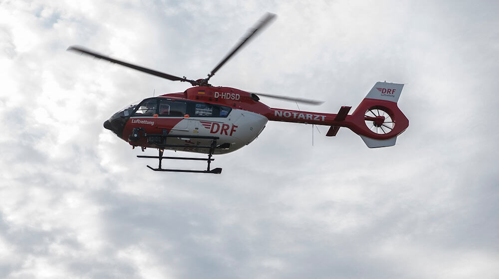 Auch ein Hubschrauber war im Einsatz, um die Frau in eine Klinik zu fliegen. (Symbolbild) / Foto: Paul Zinken/dpa