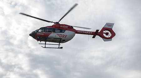 Auch ein Hubschrauber war im Einsatz, um die Frau in eine Klinik zu fliegen. (Symbolbild) / Foto: Paul Zinken/dpa