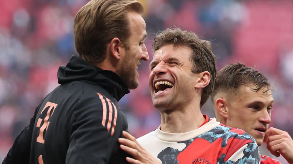 Thomas Müller (r) mit dem immer noch titellosen Harry Kane. / Foto: Jan Woitas/dpa