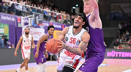 Jhivvan Jackson (l) von den Würzburg Baskets erhält die Ehrung als Wertvollster Spieler der Basketball-Bundesliga. / Foto: Swen Pförtner/dpa