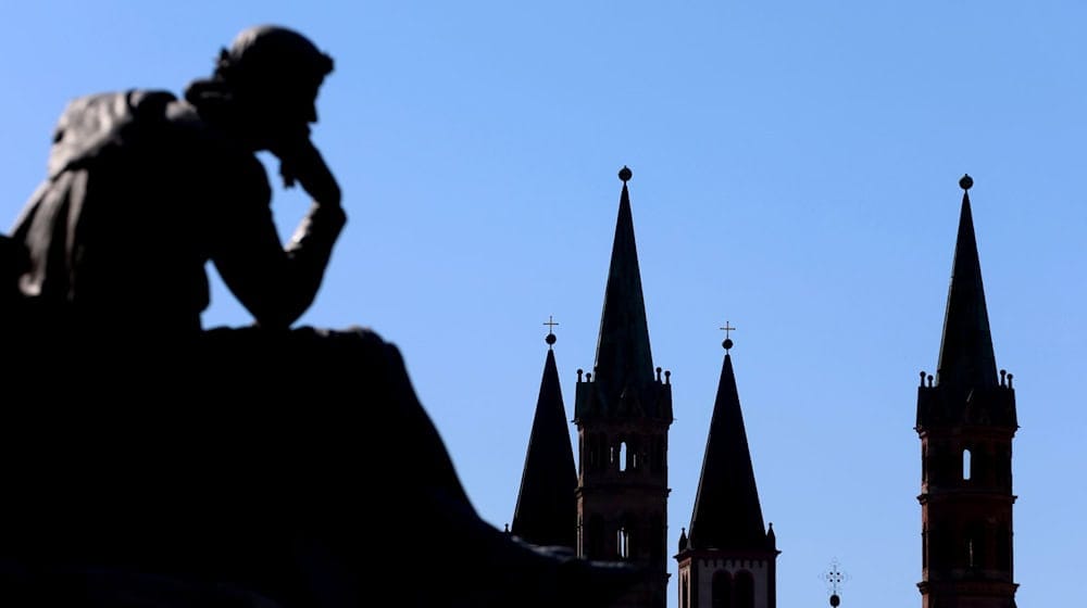 Drei Frauen und ein Mann wollen in das Würzburger Rathaus einziehen. (Archivfoto) / Foto: Karl-Josef Hildenbrand/dpa