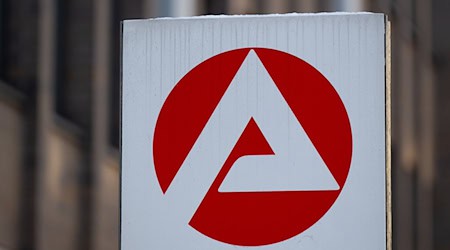 Im Vergleich zum Vormonat ist die Arbeitslosigkeit in Bayern zwar leicht gesunken, der Vergleich zum Vorjahr zeigt aber einen deutlichen Anstieg. / Foto: Sven Hoppe/dpa