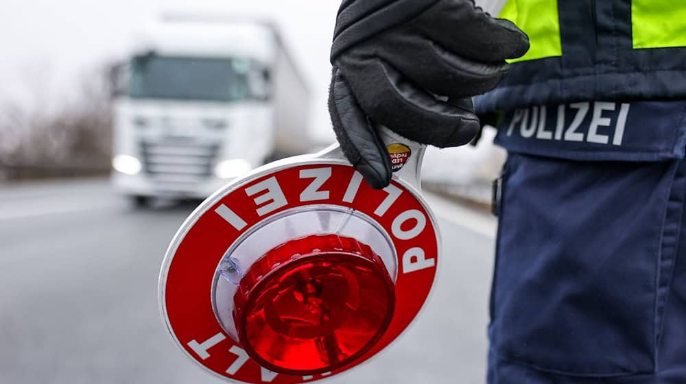 Als die Beamten den Fahrer herausziehen, kommen mehrere Ungereimtheiten ans Licht. (Symbolbild) / Foto: Jan Woitas/dpa