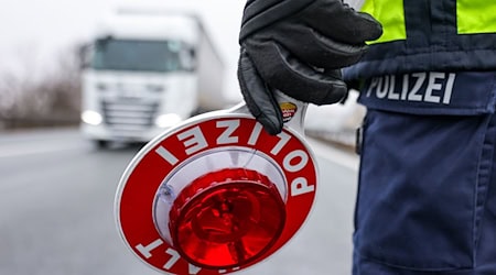 Als die Beamten den Fahrer herausziehen, kommen mehrere Ungereimtheiten ans Licht. (Symbolbild) / Foto: Jan Woitas/dpa
